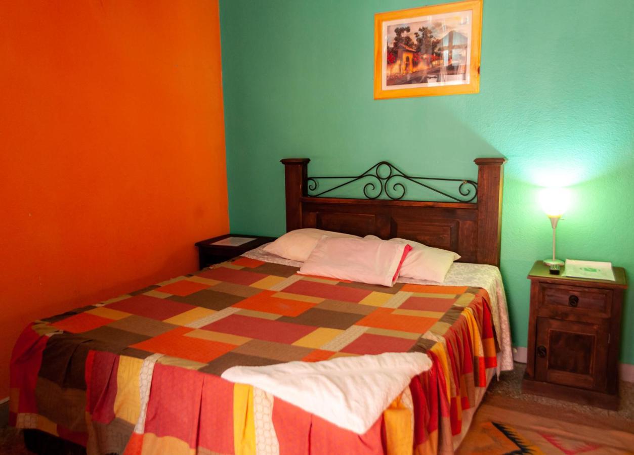 Victorias Hotel Panajachel Bagian luar foto