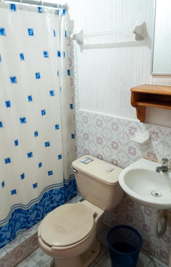 Victorias Hotel Panajachel Bagian luar foto