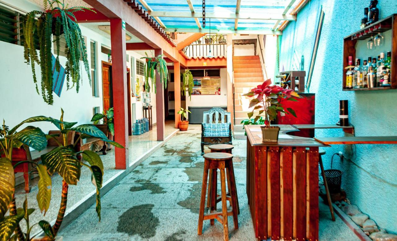 Victorias Hotel Panajachel Bagian luar foto