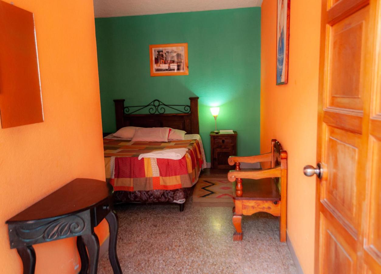 Victorias Hotel Panajachel Bagian luar foto
