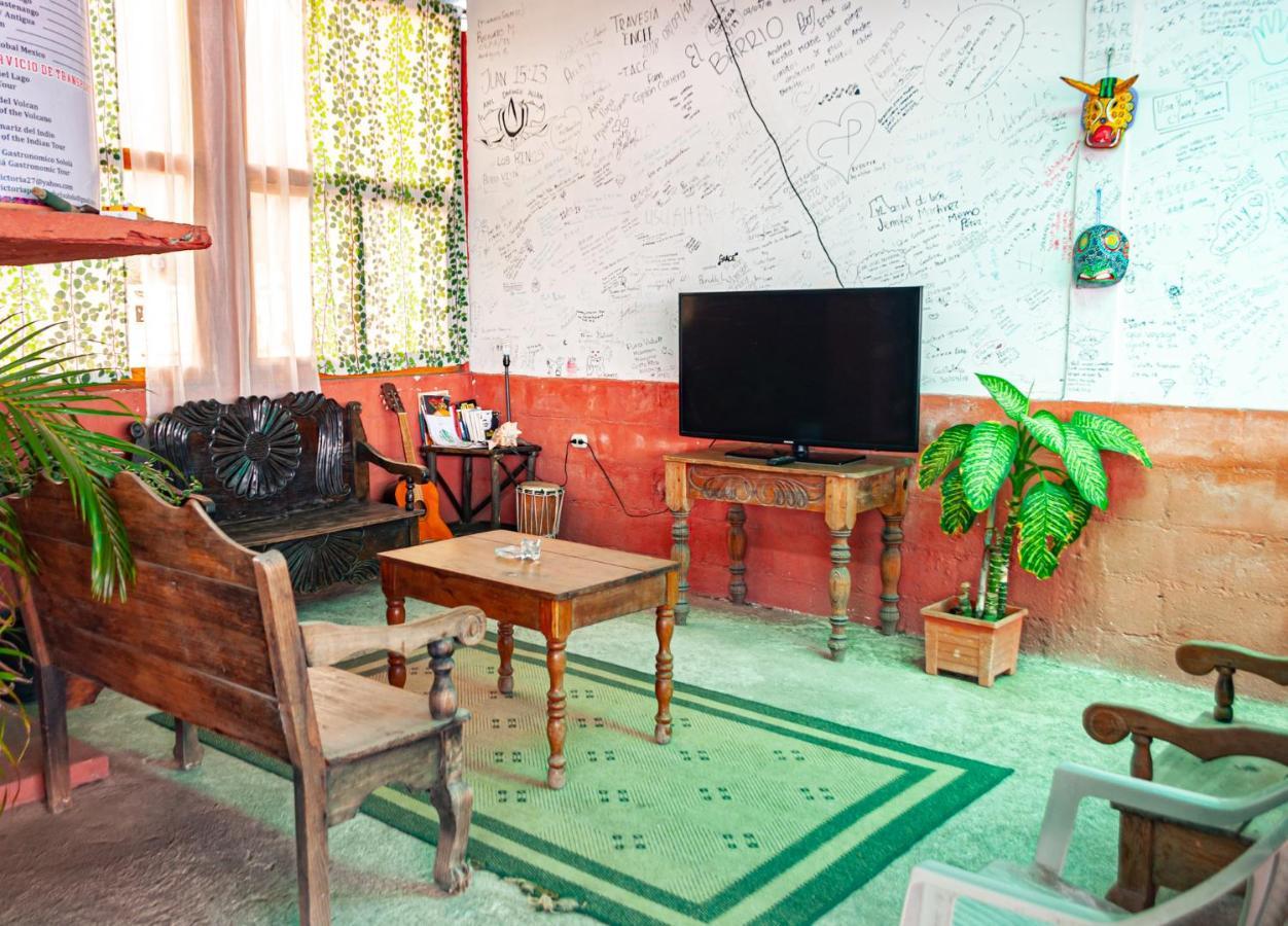 Victorias Hotel Panajachel Bagian luar foto