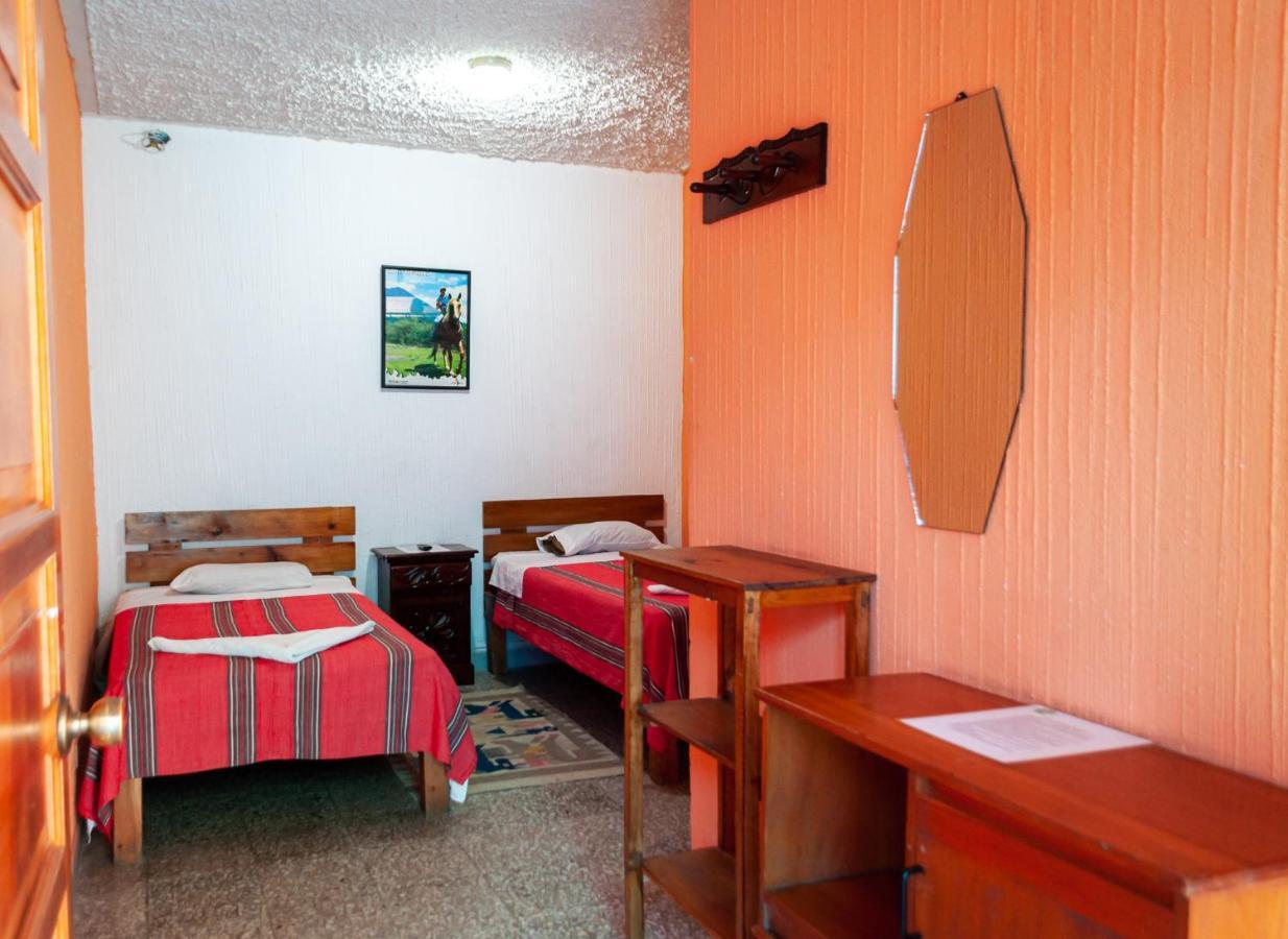 Victorias Hotel Panajachel Bagian luar foto