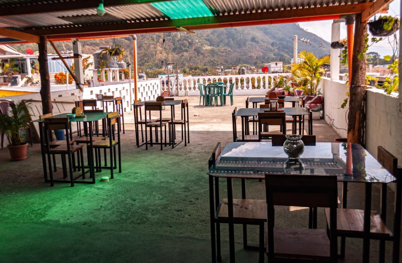 Victorias Hotel Panajachel Bagian luar foto